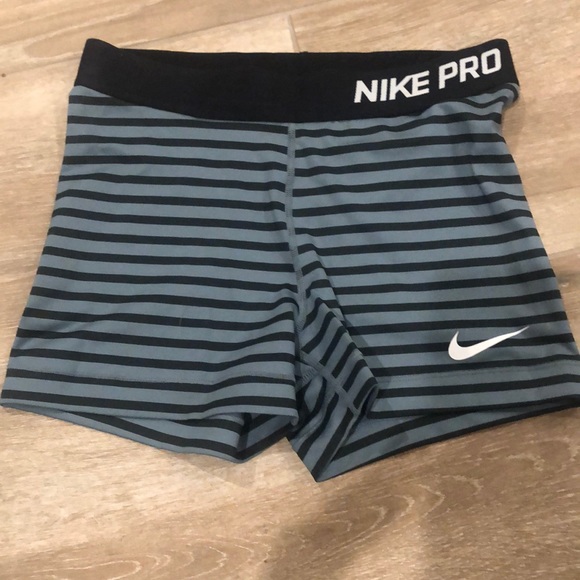 Nike shorts - Picture 1 of 2